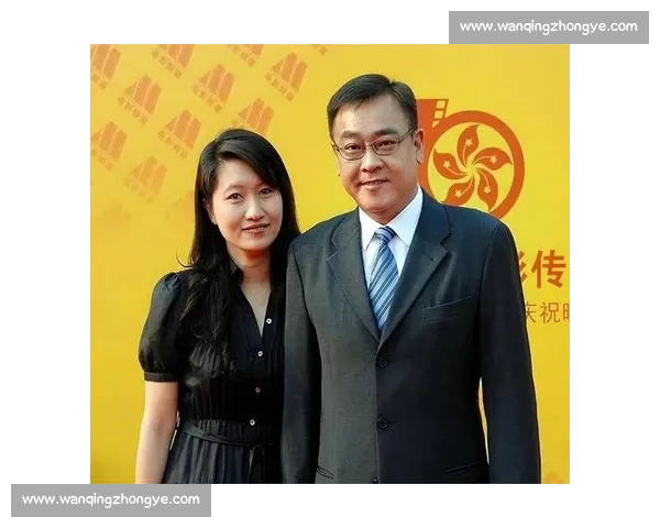 尔冬升女友晒 9 岁女儿近照：萌娃从容应对粉丝，“片场暴君” 变身慈父