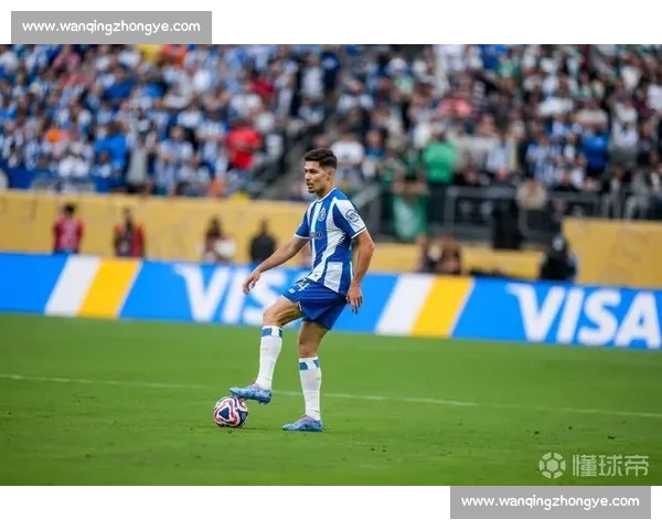 波尔图后卫莫拉:防守梅西是生涯殊荣,他用任意球诠释传奇 波尔图后卫莫拉:防守梅西是生涯殊荣,他用任意球诠释传奇